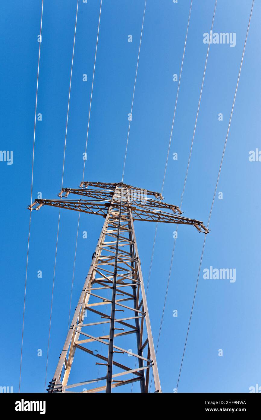 Strom Hochspannungsturm mit blauem Himmel Stockfoto