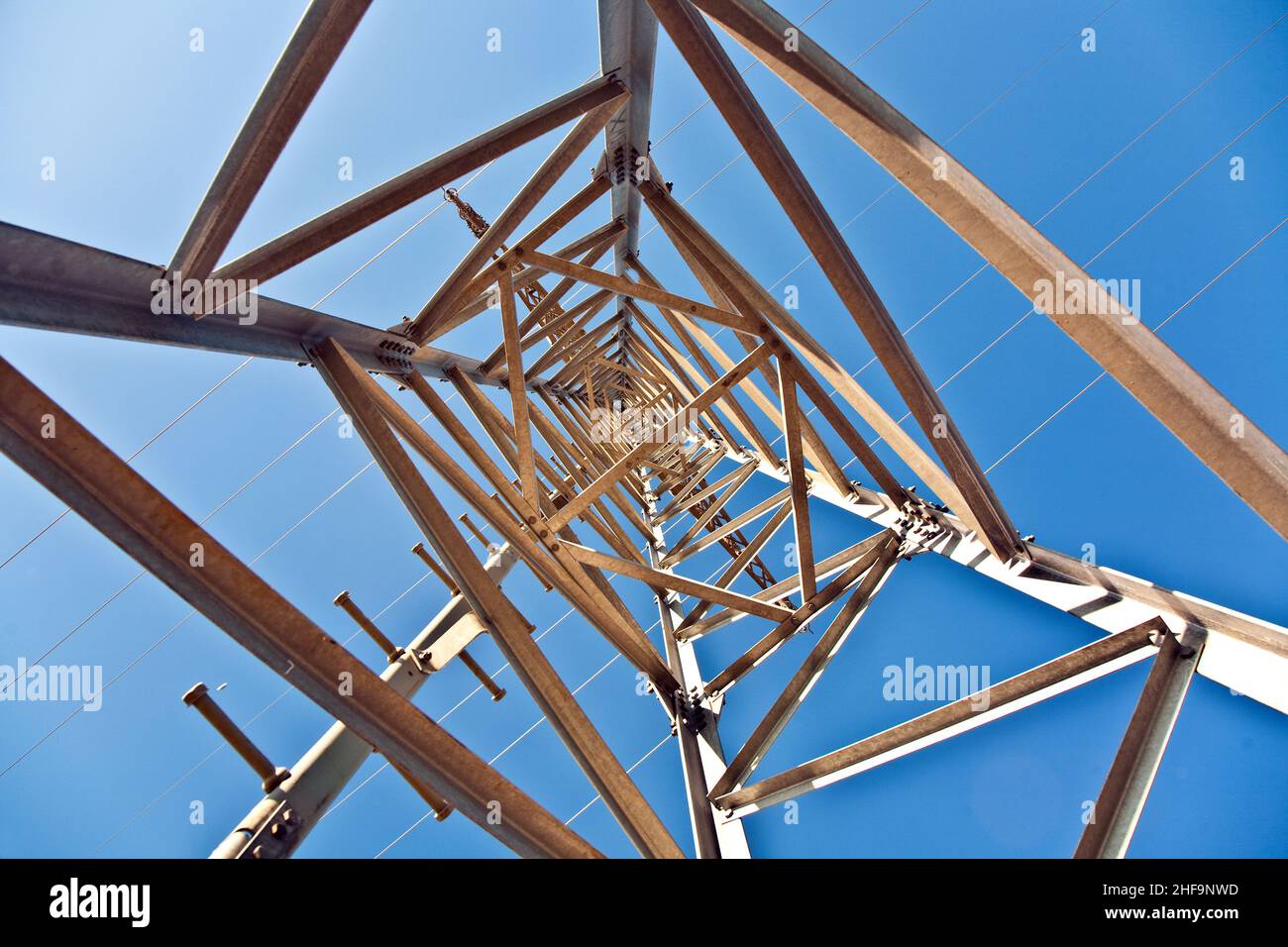 Strom Hochspannungsturm mit blauem Himmel Stockfoto