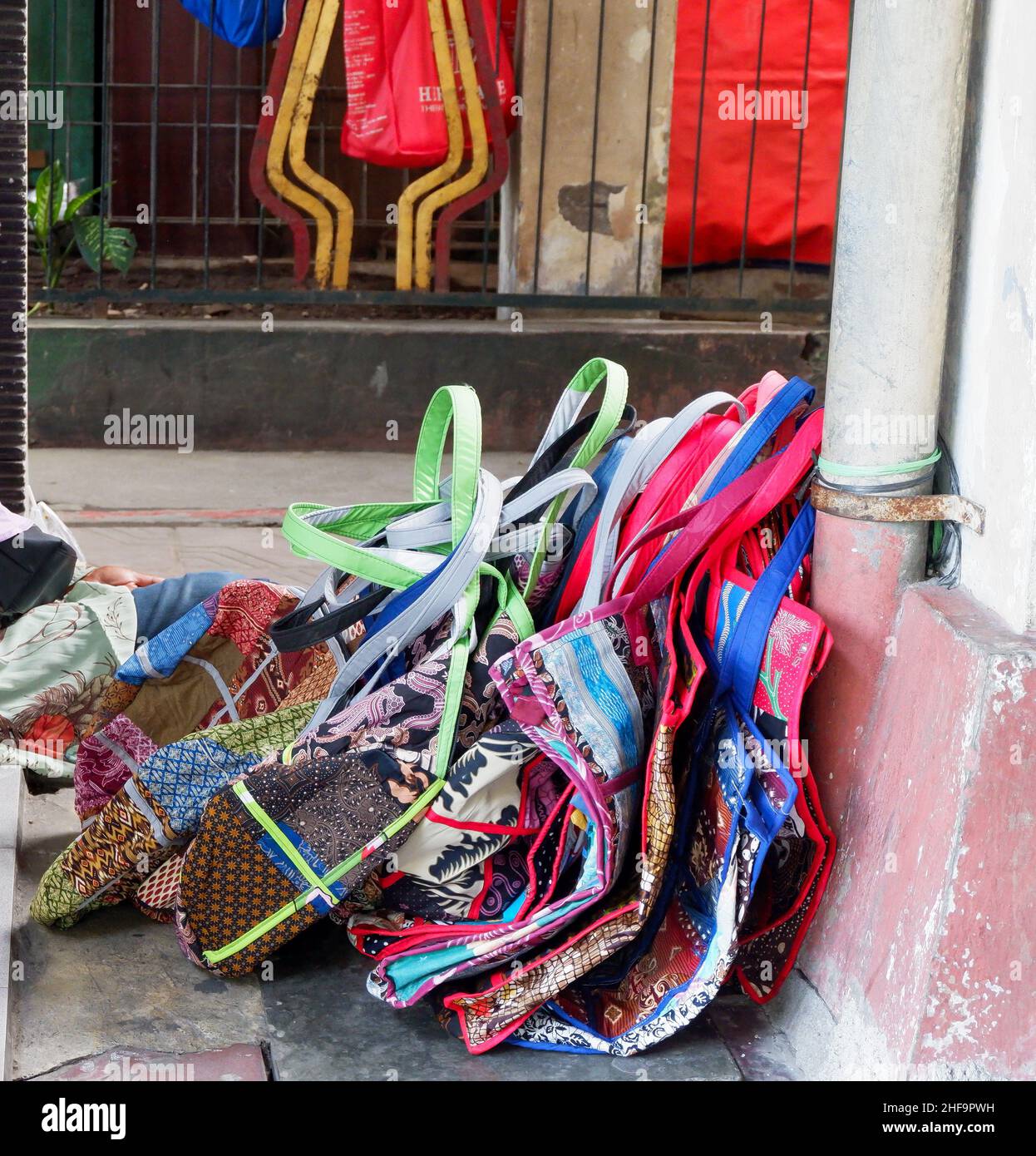 Die Handtasche ist aus Batik Tuch. Lagerware zum Verkauf. Dieser Beutel kann einer ziemlich schweren Belastung standhalten Stockfoto