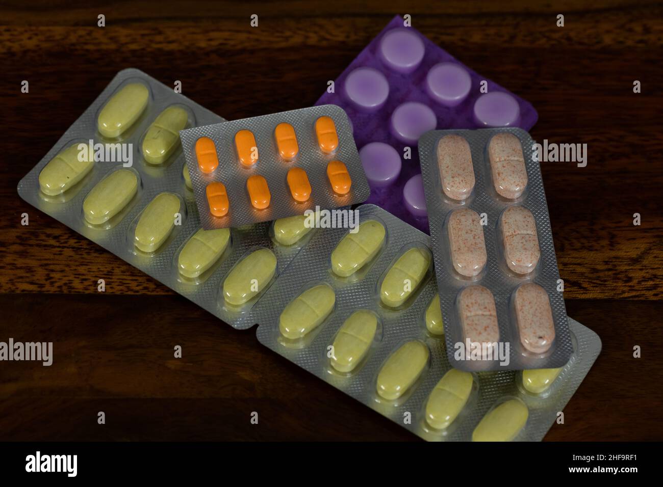 Nahaufnahme der verschiedenen Typen und Farben von allopathischen Medikamenten angezeigt Stockfoto