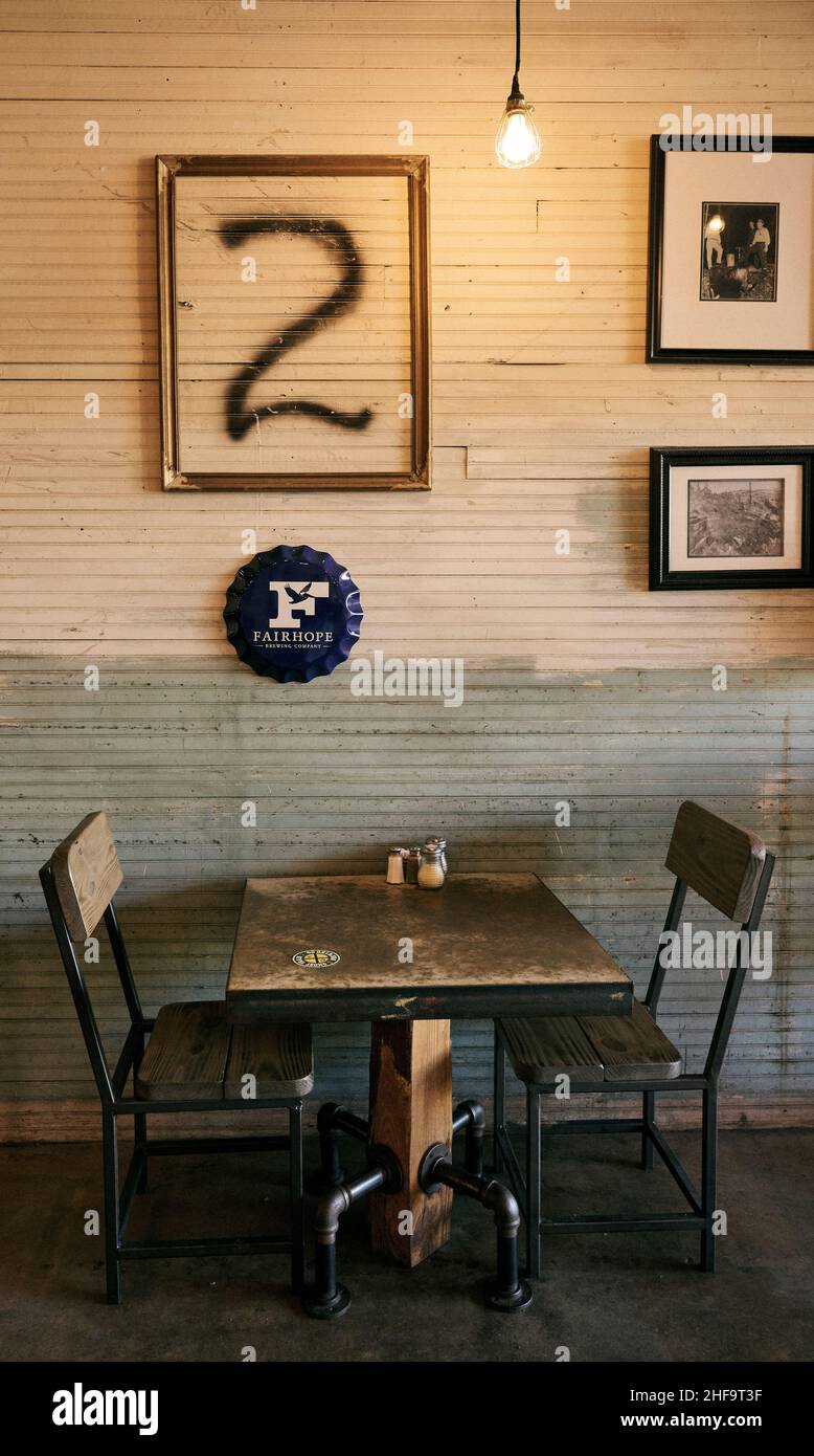 Restauranttisch für zwei Personen und Vintage-Dekor im malerischen Restaurant Pizza and Pints in der Kleinstadt Sylacauga Alabama, USA. Stockfoto
