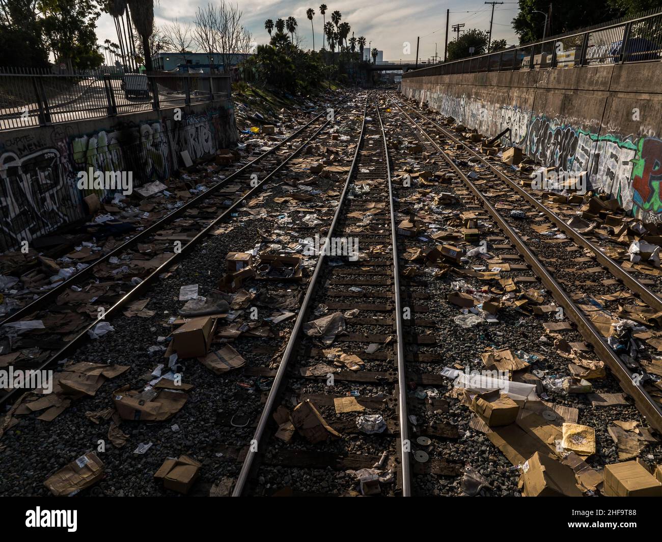 Los Angeles, USA. 14th Januar 2022. Tausende gestohlener UPS-Pakete fahren mindestens eine Meile (1,6 km) auf den Bahnlinien von Union Pacific in East Los Angeles. Diebe zielen auf Züge und leeren sie, während sie sitzen oder sich langsam durch die Stadt bewegen. Viele der Pakete sind Rücksendungen von Amazon, wobei viele für die Lieferung an Kunden an der Westküste gekennzeichnet sind. 1/14/2022 Los Angeles, CA., USA (Foto: Ted Soqui/SIPA USA) Quelle: SIPA USA/Alamy Live News Stockfoto