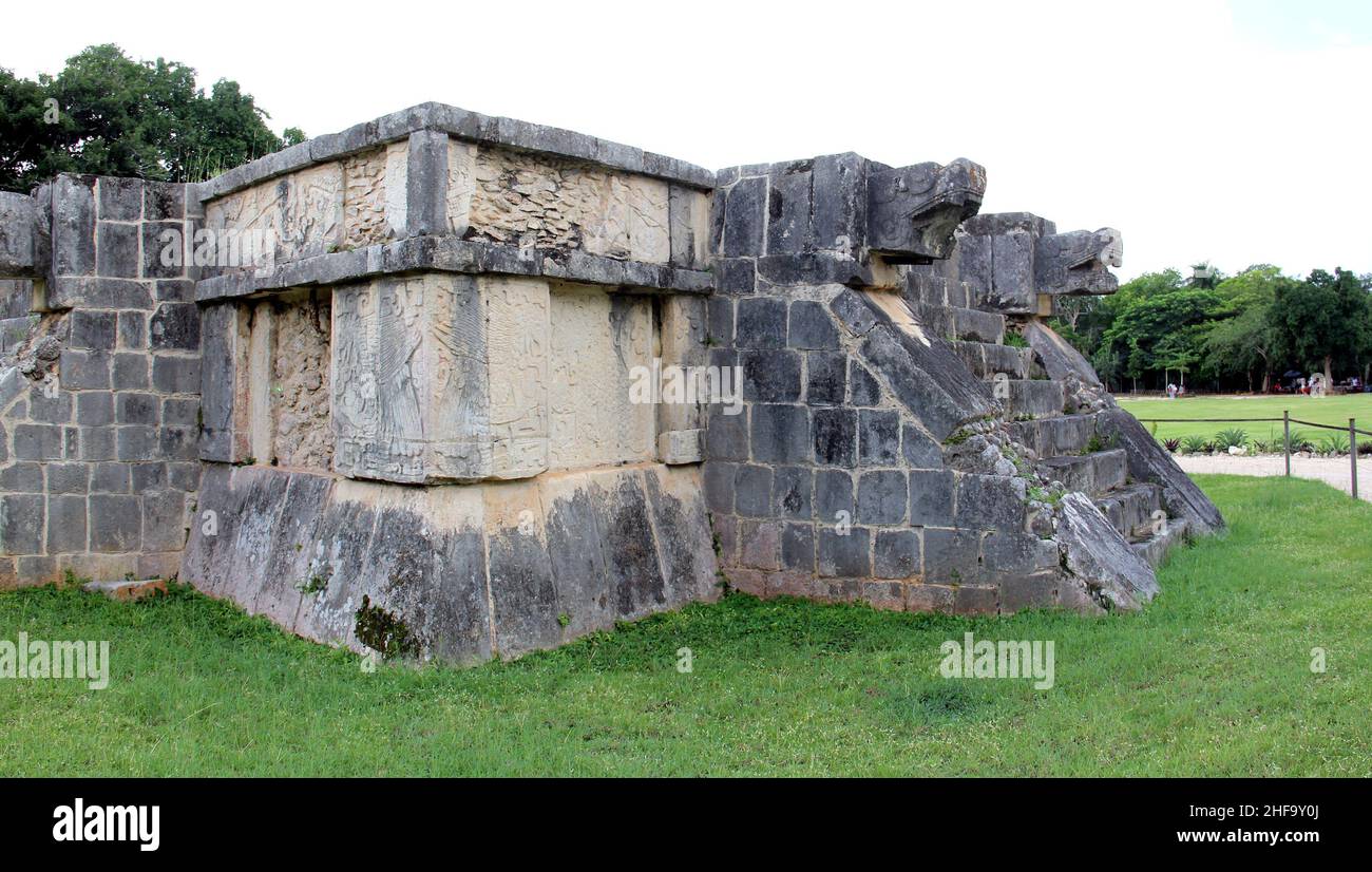 Venusplattform, Stufen mit Schlangenköpfen und Flachreliefs, Nahaufnahme aus der Nähe, Chichen-Itza, Yucatan, Mexiko Stockfoto