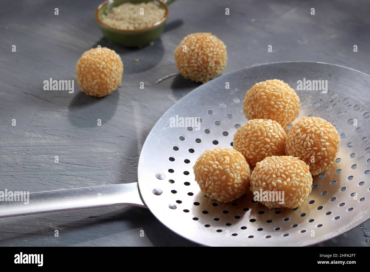 Ausgewählter Focus Onde Onde, traditioneller indonesischer Snack aus klebriger Reisflour, gefüllt mit Mungbohnenpaste und Garnelenfisch mit Sesamsamen. Kopieren Von Spac Stockfoto