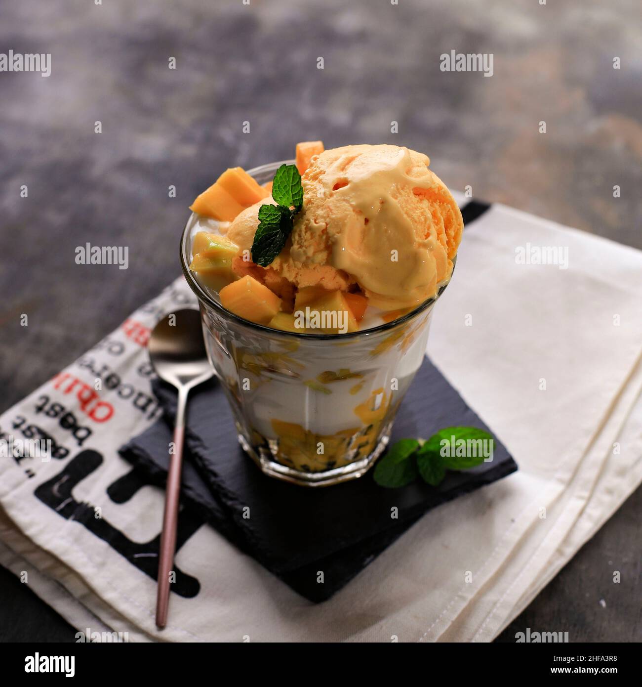 King Thai Mango wird aus Mango Saft, Schlagsahne mit Mango Sorbet on Top hergestellt Stockfoto