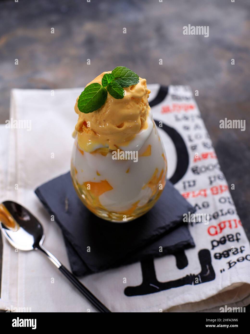 King Thai Mango wird aus Mango Saft, Schlagsahne mit Mango Sorbet on Top hergestellt Stockfoto