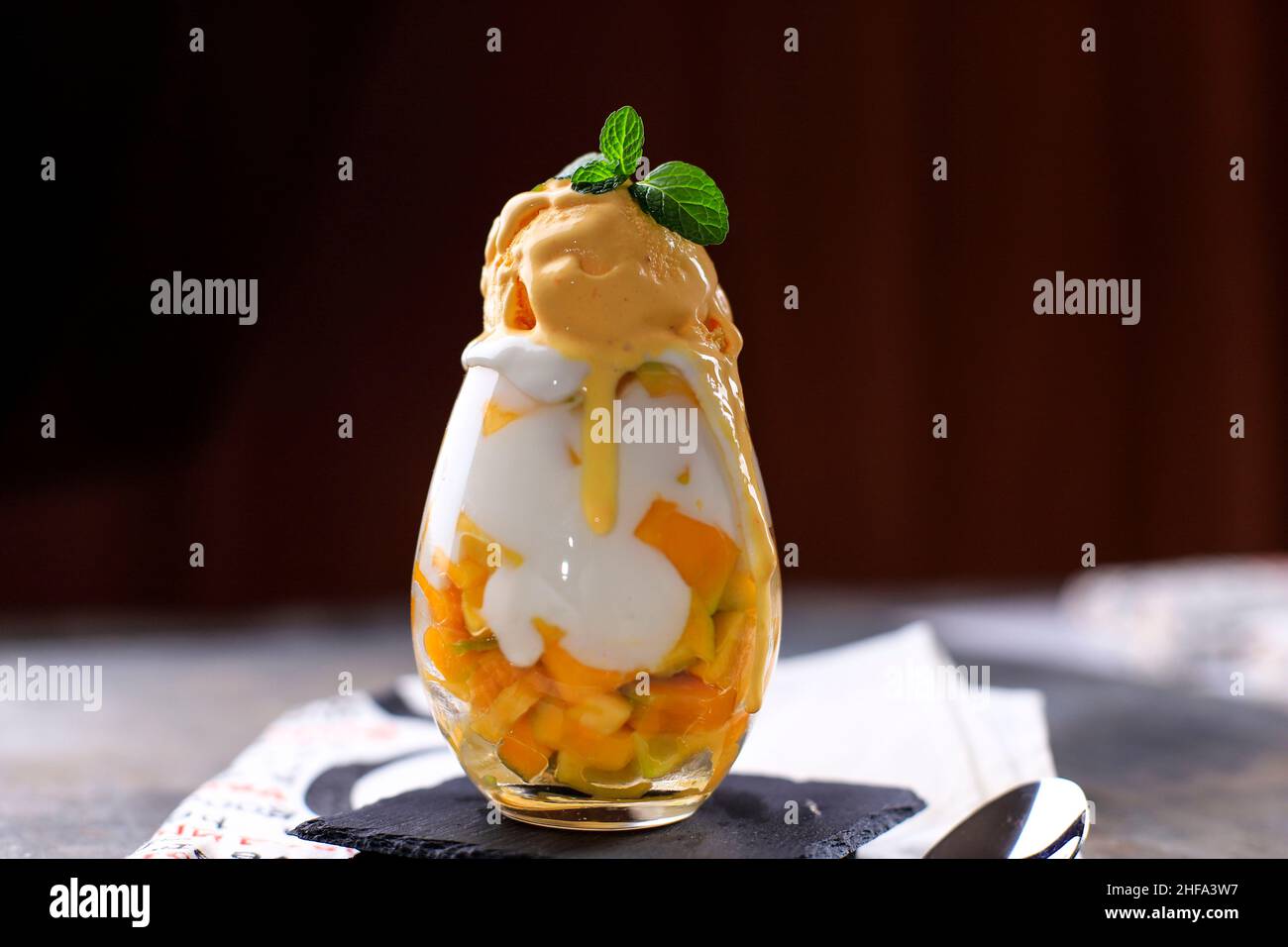 Gewürfelter Mango mit Vanillesauce und Mango-Eis (Mango King) Stockfoto