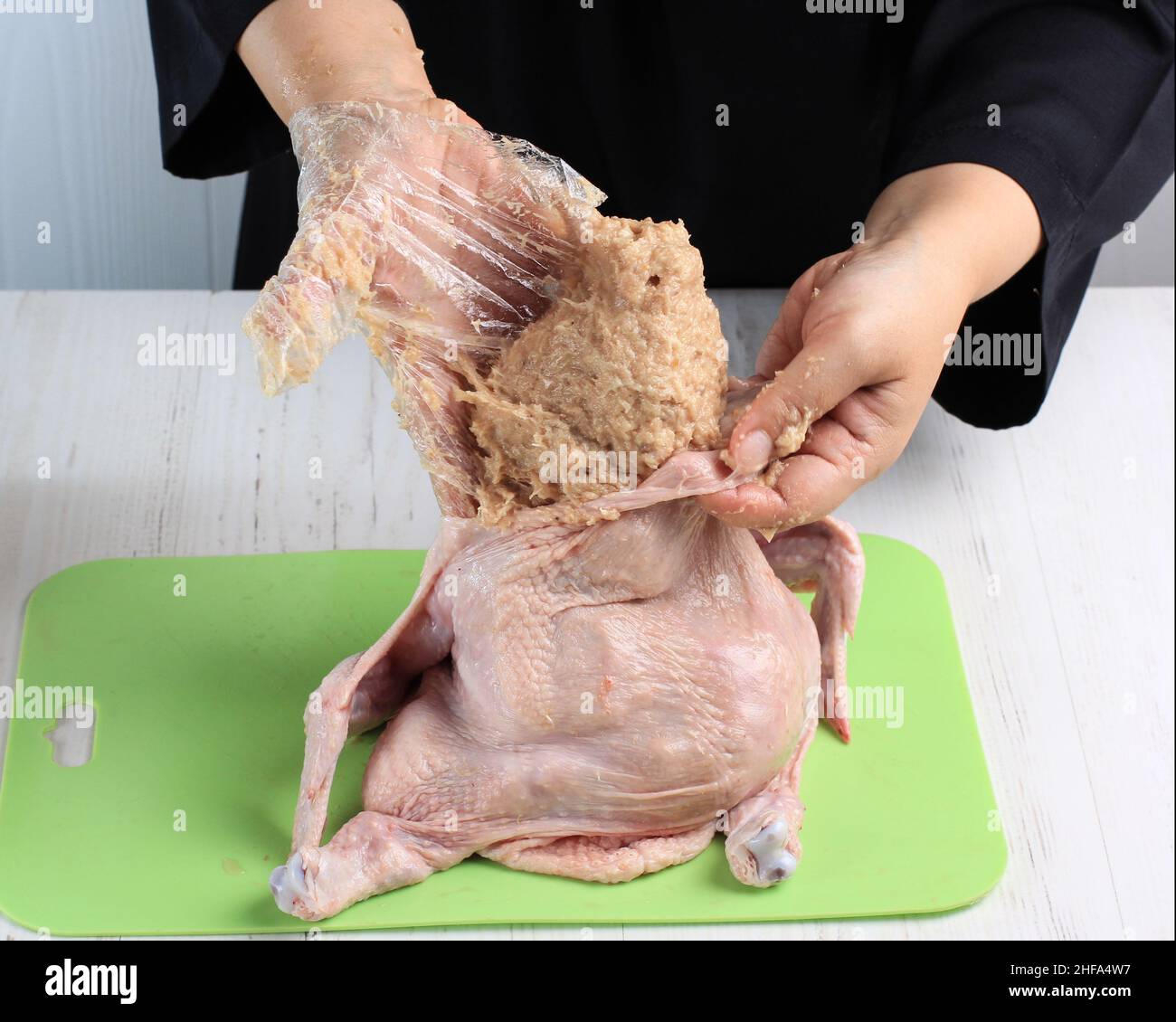 Kochvorgang : Herstellung Ayam Kodok, asiatische Frau gefüllt Chicken Skin mit Mix Beef, Hühnerfleisch und Gewürz. Stockfoto