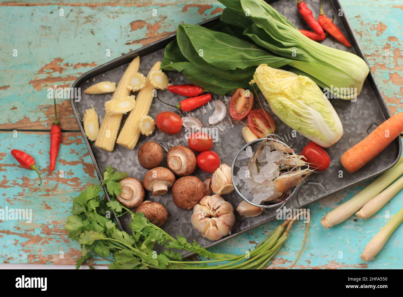 Tom Yam Kung (thailändisches Essen), Garnelen mit Tintenfisch, Kaffir-Limettenblättern, Galgant, Korianderblättern, Strohpilzen Stockfoto