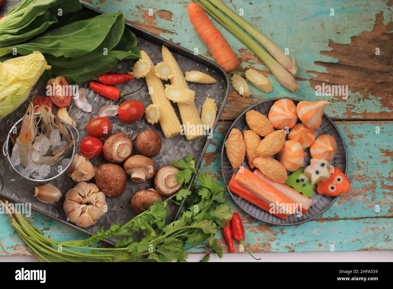 Tom Yam Kung (thailändisches Essen), Garnelen mit Tintenfisch, Kaffir-Limettenblättern, Galgant, Korianderblättern, Strohpilzen Stockfoto