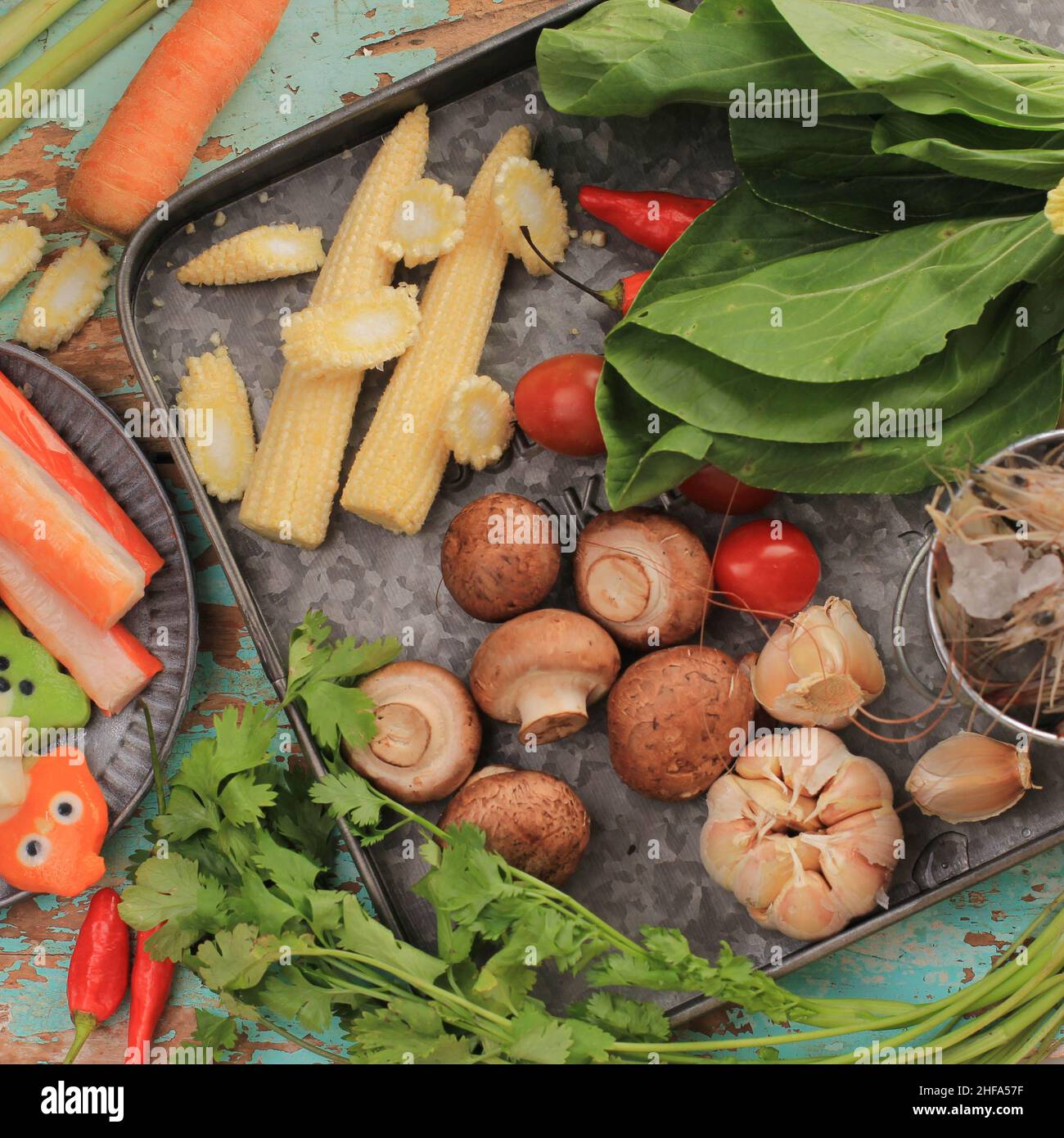 Tom Yam Kung (thailändisches Essen), Garnelen mit Tintenfisch, Kaffir-Limettenblättern, Galgant, Korianderblättern, Strohpilzen Stockfoto