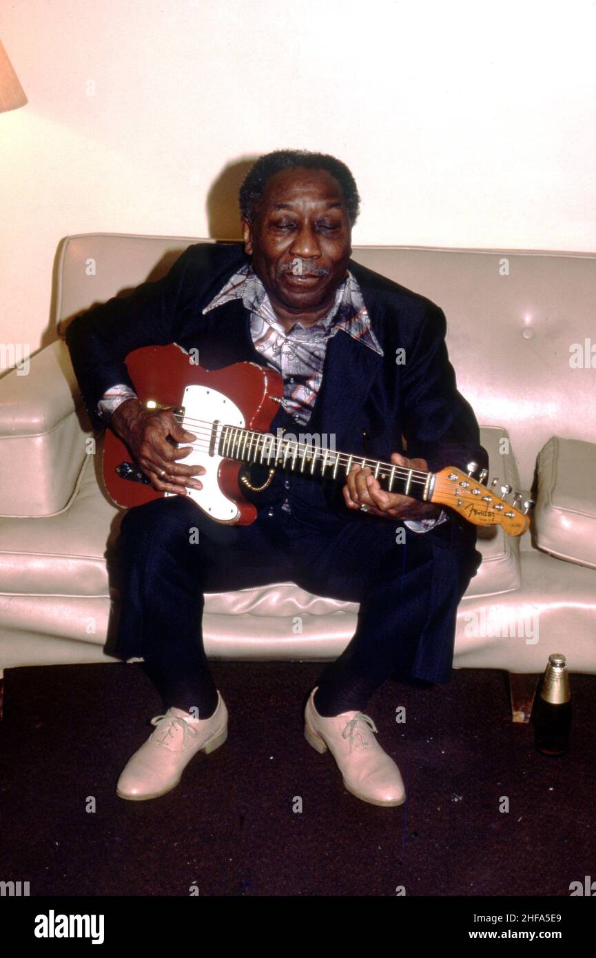 DETROIT, MI - 1979: Muddy Waters (1913-1983) spielt seine Gitarre auf der Bühne um 1979 in Detroit, Michigan. Bild: Ross Marino / Rock Negative / MediaPunch Stockfoto