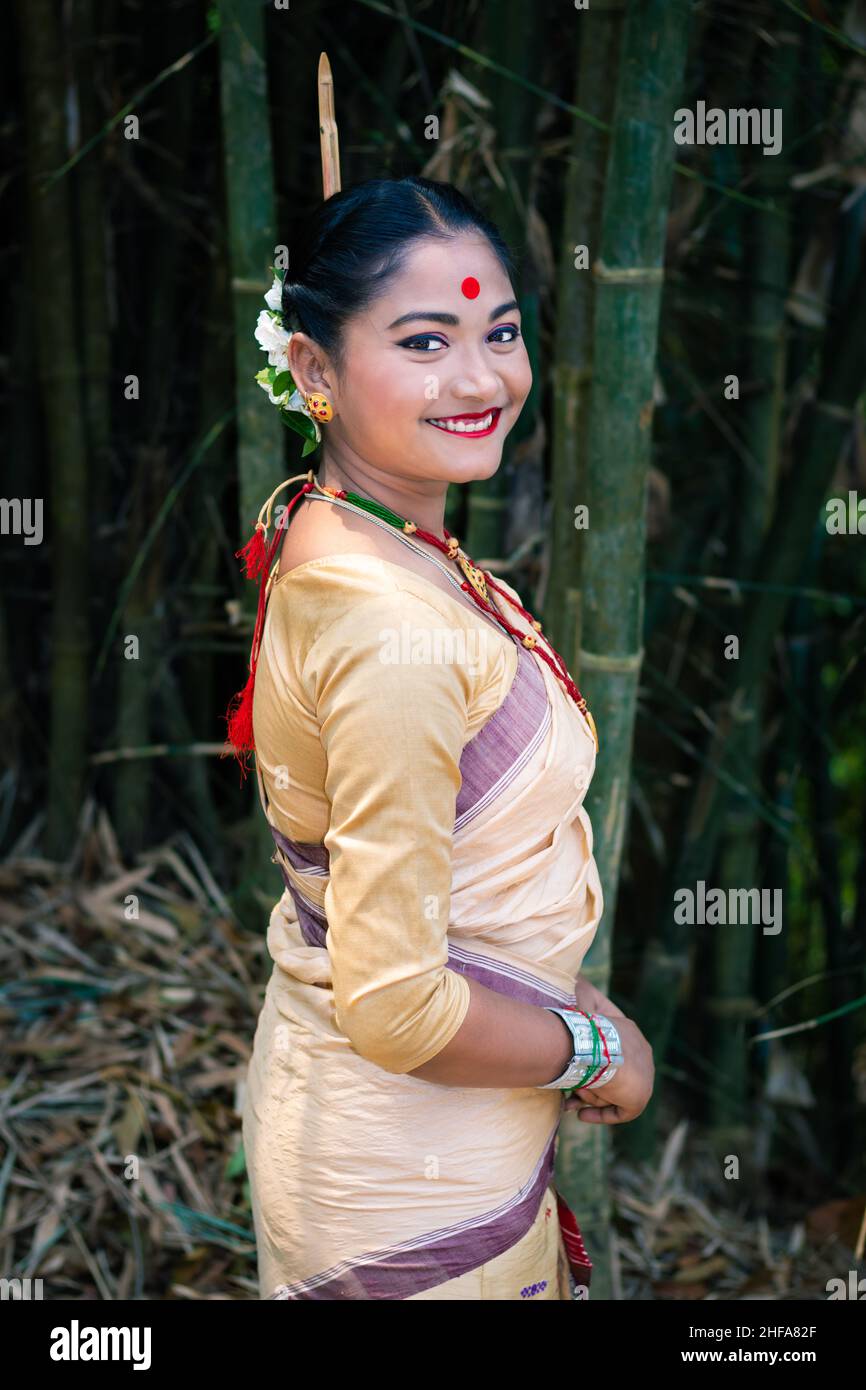 Mädchen lächelndes Gesicht isoliert in traditionellen tragen auf dem Festival mit verschwommenem Hintergrundbild gekleidet wird anlässlich der Bihu in assam indien aufgenommen. Stockfoto