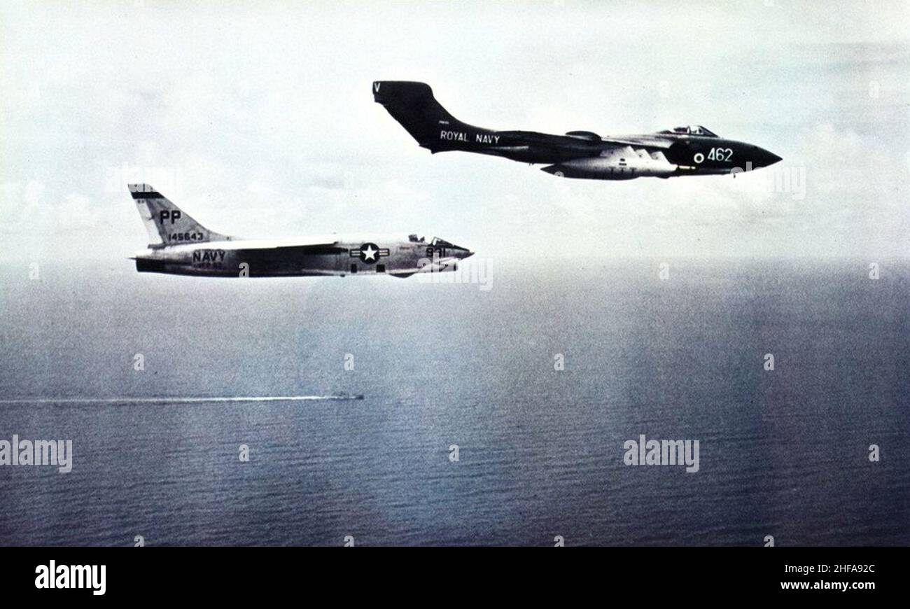 Sea Vixen FAW2 von 893 NAS im Flug mit RF-8A Crusader von VFP-63 am 1964. Mai. Stockfoto