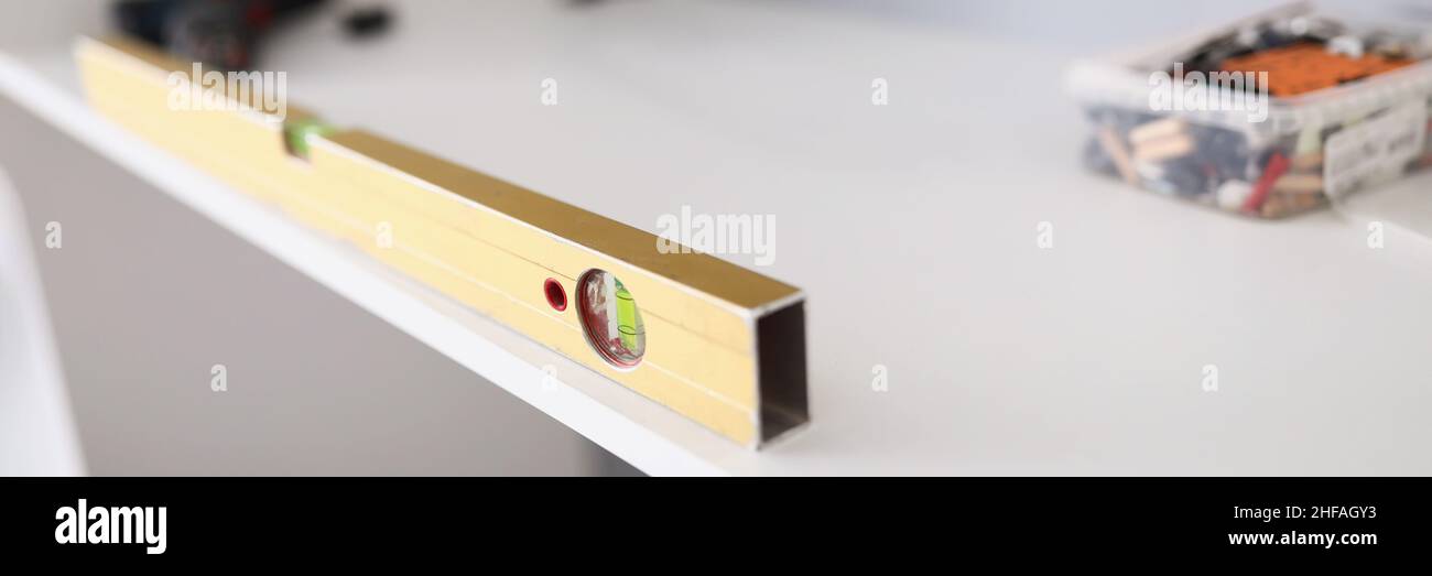 Nahaufnahme von Gebäudeebene und selbstschneidenden Schrauben Stockfoto