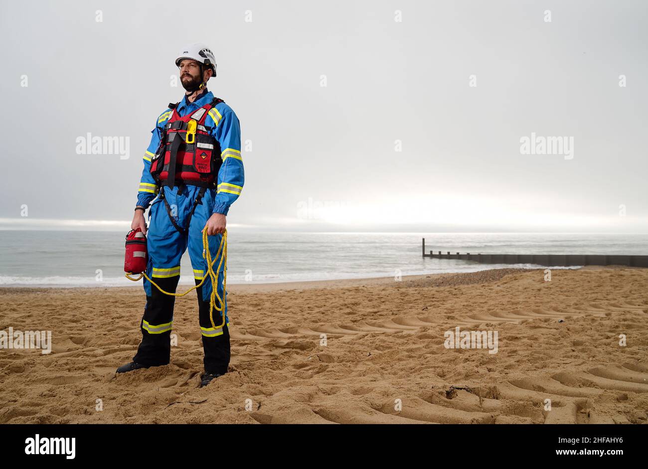 HM Coastguard Coastal Operations Area Commander Tom Wright posiert für ein Foto mit einer Weglinie am Southbourne Beach in Dorset. Die Küstenwache im ganzen Land feiert den 200th. Jahrestag des Dienstes, der sich der Rettung von Menschenleben auf See widmet. Als Zeichen des Einsatzes des Dienstes werden 200 Werflinien, die Teil des Standard-Rettungskits sind, von den Küstenwachen im ganzen Land gegossen. Bilddatum: Dienstag, 11. Januar 2022. Stockfoto