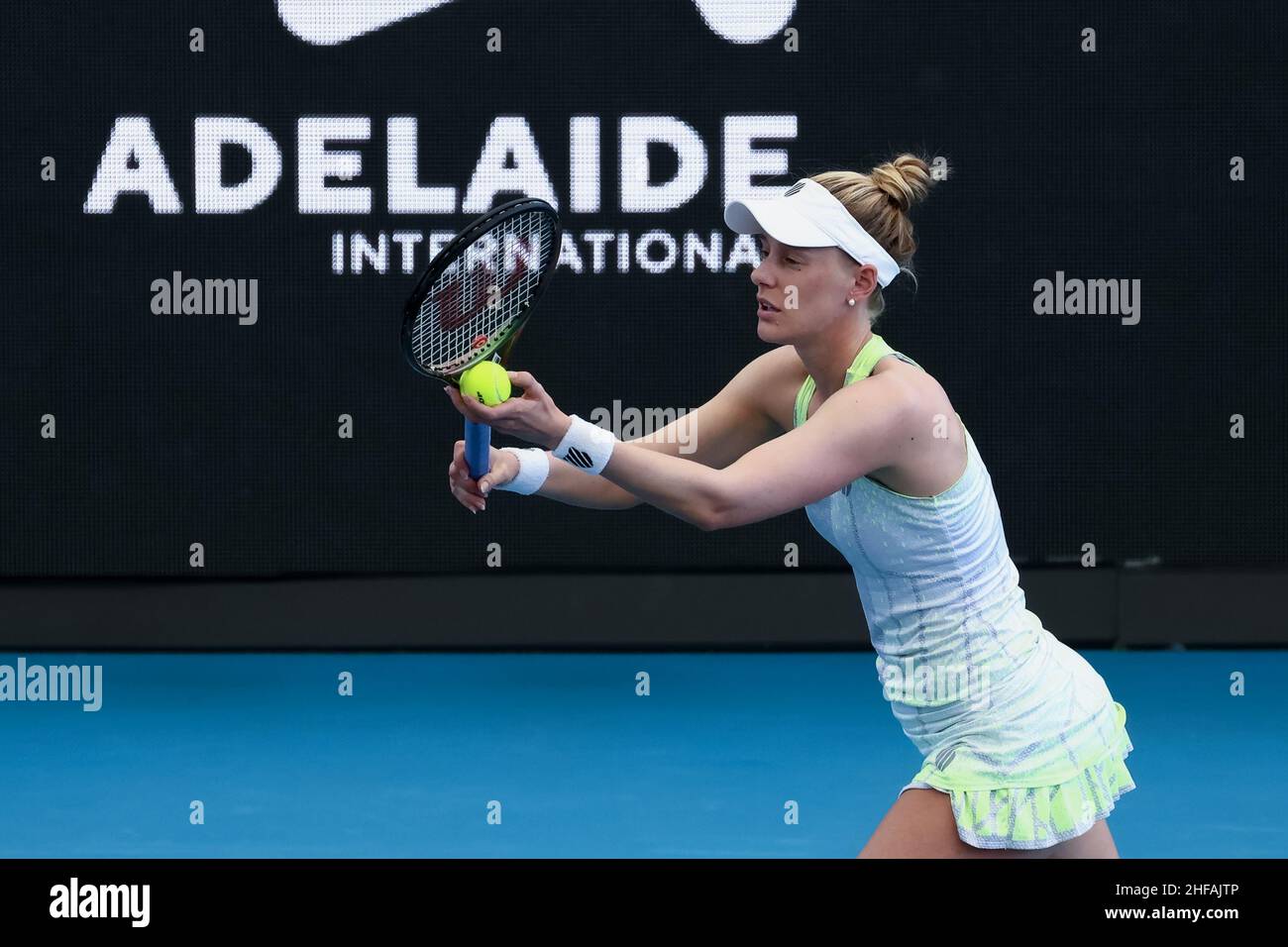 Adelaide, Australien, 15. Januar 2022. Alison Riske aus den Vereinigten Staaten serviert den Ball während des WTA-Finals-Einzelspieles zwischen Alison Riske aus den Vereinigten Staaten und Madison Keys aus den Vereinigten Staaten am siebten Tag des Adelaide International Tennis Tournament 2 im Memorial Drive am 15. Januar 2022 in Adelaide, Australien. Quelle: Peter Mundy/Speed Media/Alamy Live News Stockfoto