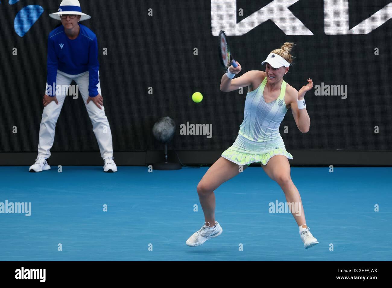 Adelaide, Australien, 15. Januar 2022. Alison Riske aus den Vereinigten Staaten spielt eine Vorhand während des WTA-Finals-Einzelspiels zwischen Alison Riske aus den Vereinigten Staaten und Madison Keys aus den Vereinigten Staaten am siebten Tag des Adelaide International Tennisturniers 2 im Memorial Drive am 15. Januar 2022 in Adelaide, Australien. Quelle: Peter Mundy/Speed Media/Alamy Live News Stockfoto