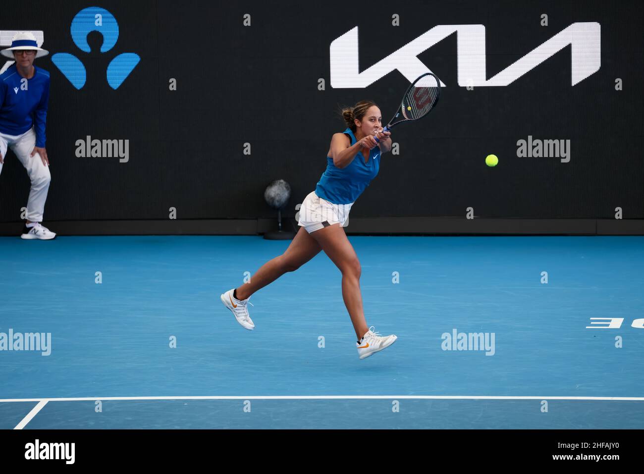 Adelaide, Australien, 15. Januar 2022. Madison Keys of United States trifft am siebten Tag des Adelaide International Tennisturniers 2 im Memorial Drive am 15. Januar 2022 in Adelaide, Australien, eine Rückhand beim WTA-Finale zwischen Alison Riske of United States und Madison Keys of United States. Quelle: Peter Mundy/Speed Media/Alamy Live News Stockfoto