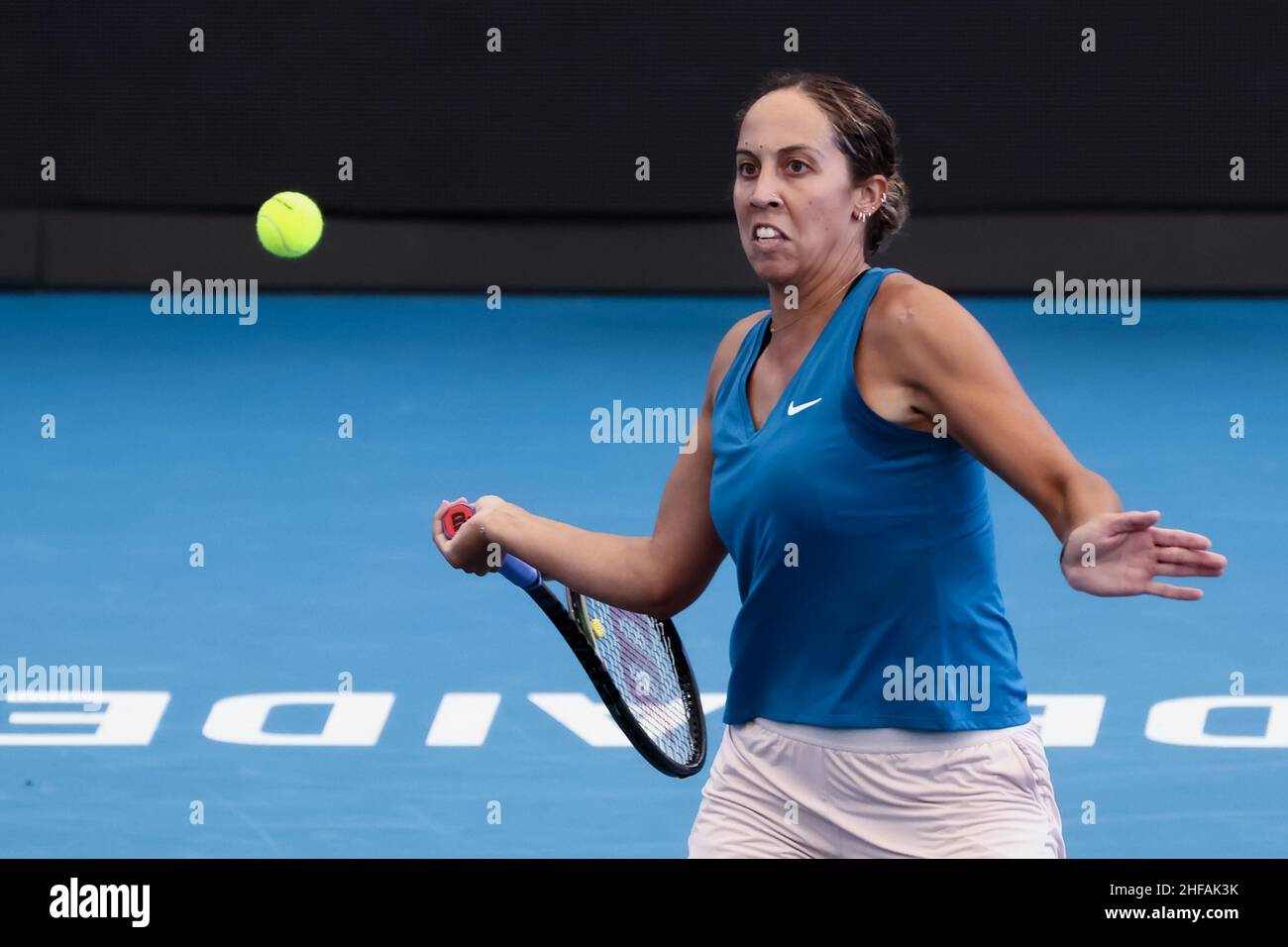 Adelaide, Australien, 15. Januar 2022. Madison Keys of United States spielt den Ball während des WTA-Finals-Einzelspieles zwischen Alison Riske of United States und Madison Keys of United States am siebten Tag des Adelaide International Tennis Tournament 2 am Memorial Drive am 15. Januar 2022 in Adelaide, Australien. Quelle: Peter Mundy/Speed Media/Alamy Live News Stockfoto