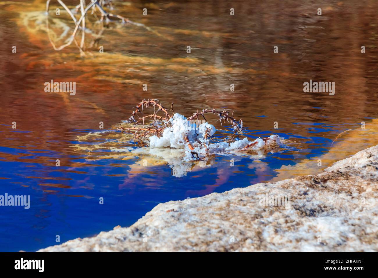 Salzflocken trocknen auf der Oberfläche von Salzteichen im Bedwell Bayfront Park in Menlo Park, Kalifornien Stockfoto