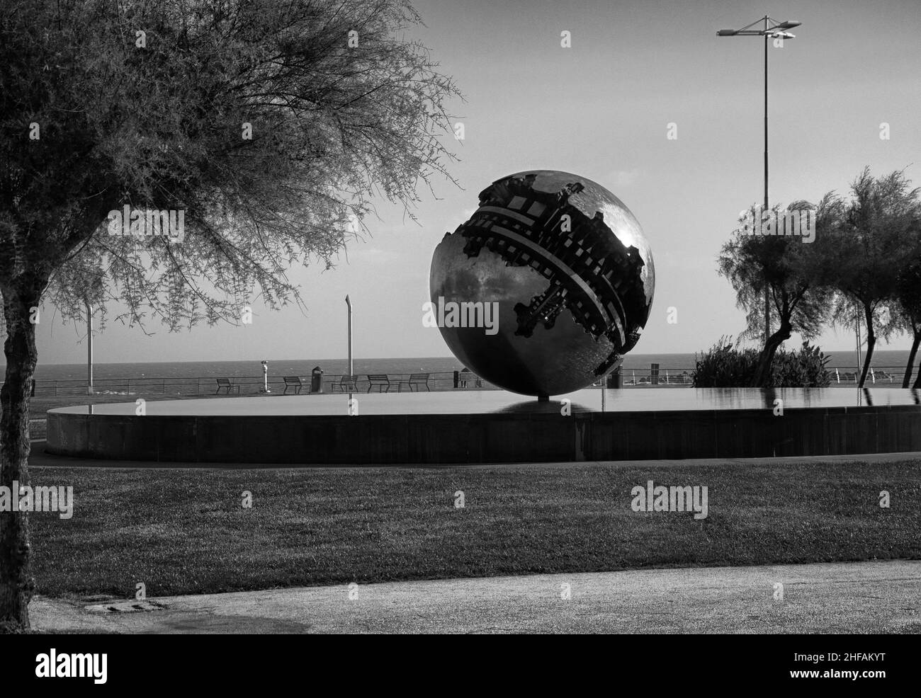 PESARO, ITALIEN - 06. Aug 2021: Die große Sphäre Ein Pomodoro in Pesaro, Italien Stockfoto