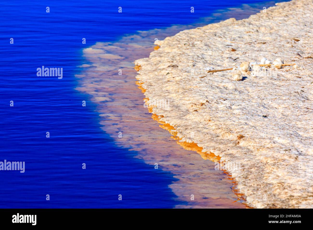 Salzflocken trocknen auf der Oberfläche von Salzteichen im Bedwell Bayfront Park in Menlo Park, Kalifornien Stockfoto