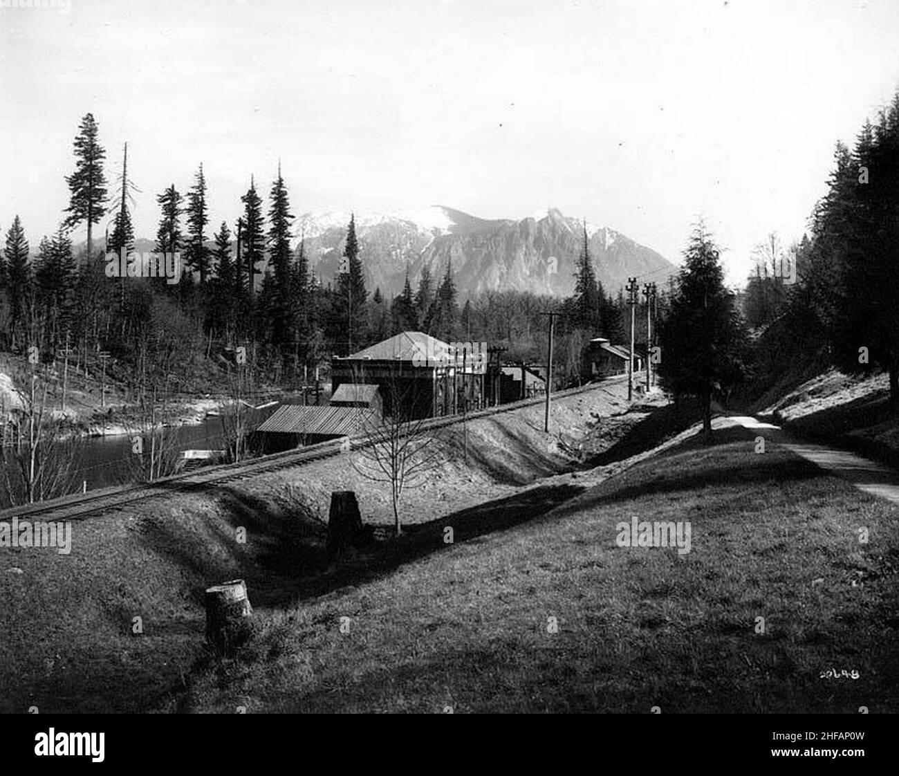 Seattle-Tacoma Power Co Snoqualmie Falls Wasserkraftwerk mit Transformatorenhaus, Snoqualmie River und Mount Si in Stockfoto