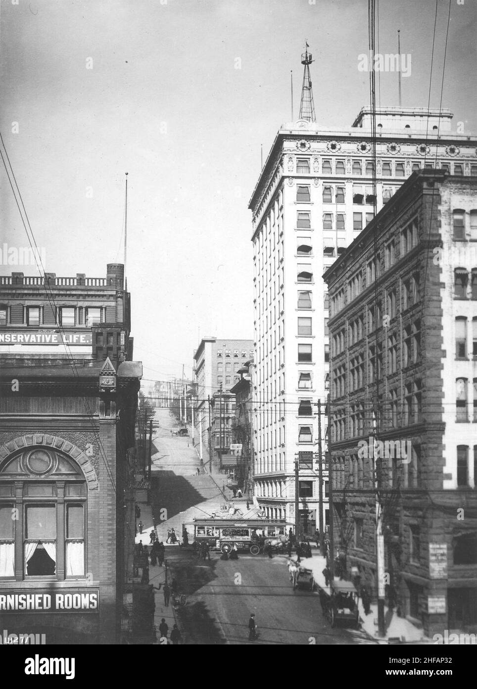 Seattle, Blick nach Osten auf der Cherry St von der 1st Ave, die das Alaska Building, Pioneer Square District, Seattle, Ca 1909 zeigt (WARNER 630). Stockfoto