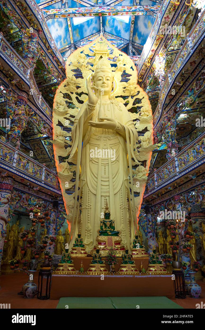 DALAT, VIETNAM - 27. DEZEMBER 2015: Skulptur der Bodhisattva Avalokiteshvara (Göttin der Barmherzigkeit) aus der Nähe. Buddhistische Pagode von Chua Linh Phuoc Stockfoto