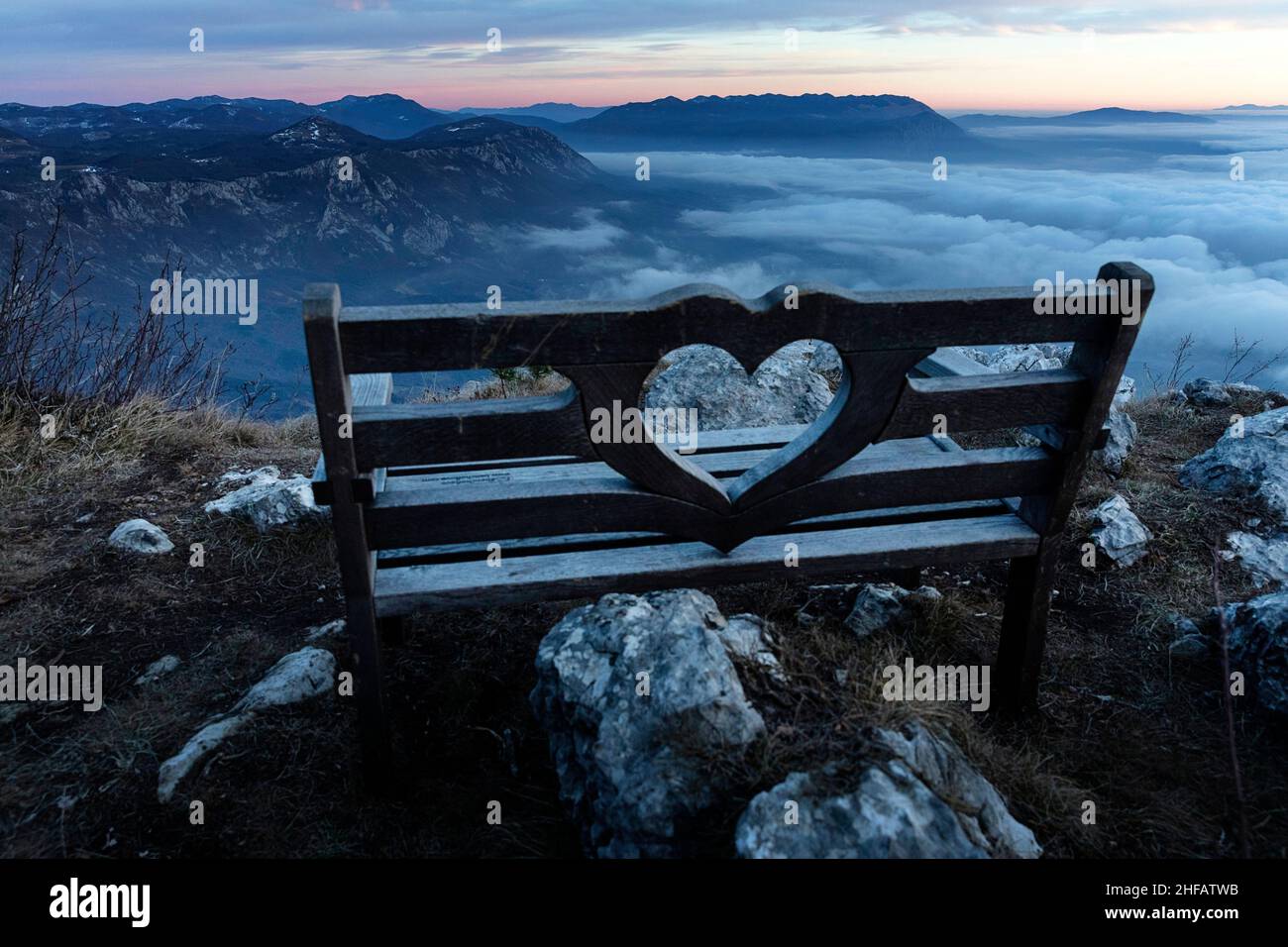Bank der Liebe und schönes Panorama in Richtung Nanos über dem Vipava-Tal in Slowenien, Blick von der Spitze des Berges Caven Stockfoto