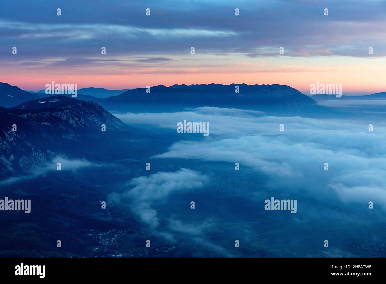 Schöner Sonnenuntergang farbenfrohes Panorama über dem Vipava-Tal in Slowenien, mit Blick vom Gipfel des Caven-Gebirges auf Nanos Stockfoto