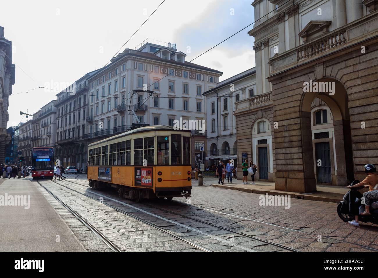 Eine historische Straßenbahn fährt durch die Piazza della Scala in Mailand, Italien. Stockfoto
