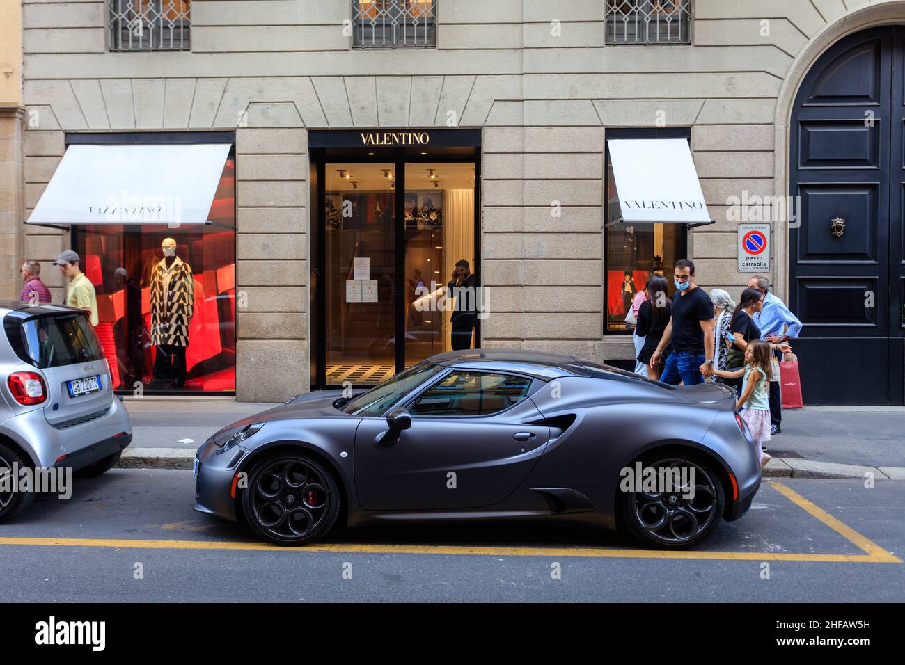 Ein Sportwagen, der neben dem Valentino-Laden in der Via Monte Napoleone in Mailand geparkt ist. Italien. Stockfoto