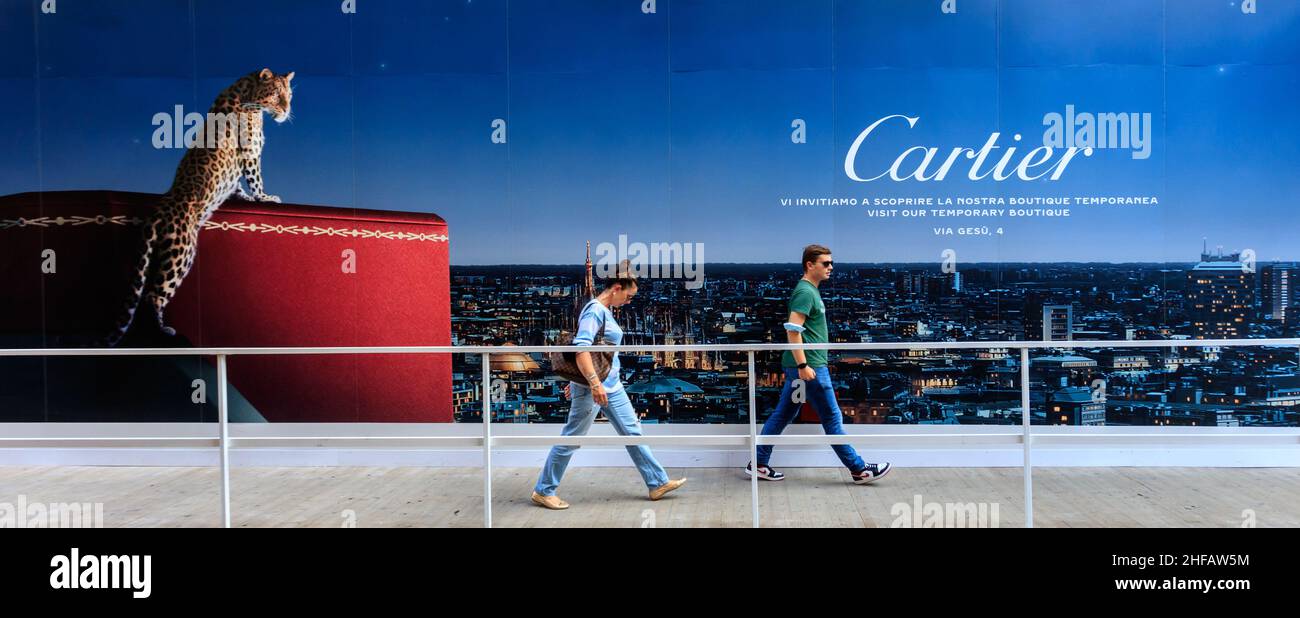 Eine Cartier-Plakatwand mit einem Panther im Modeviertel Monte Napoleone in Mailand. Italien. Stockfoto
