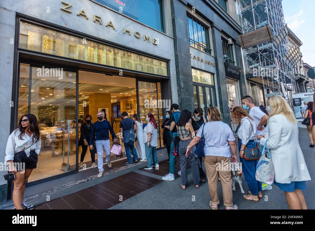 Vor einem Zara Home-Shop im Modeviertel Monte Napoleone standen Einkäufer Schlange. Mailand. Italien. Stockfoto