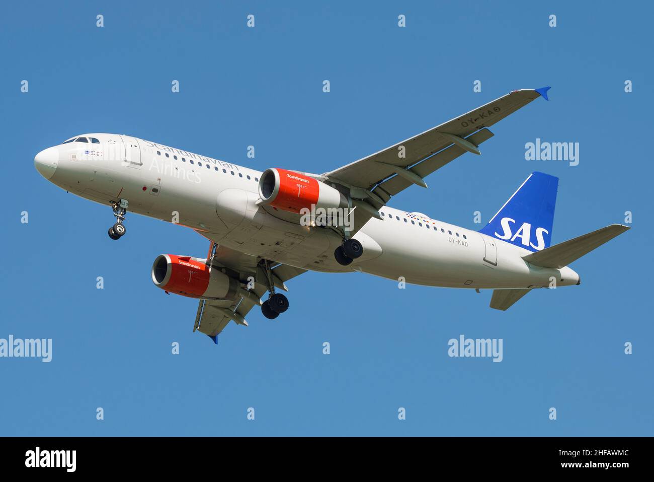 SANKT PETERSBURG, RUSSLAND - 13. MAI 2019: Flugflugzeug Airbus A320-232 (OY-KAO) der SAS (Scandinavian Airlines) aus nächster Nähe am blauen Himmel Stockfoto