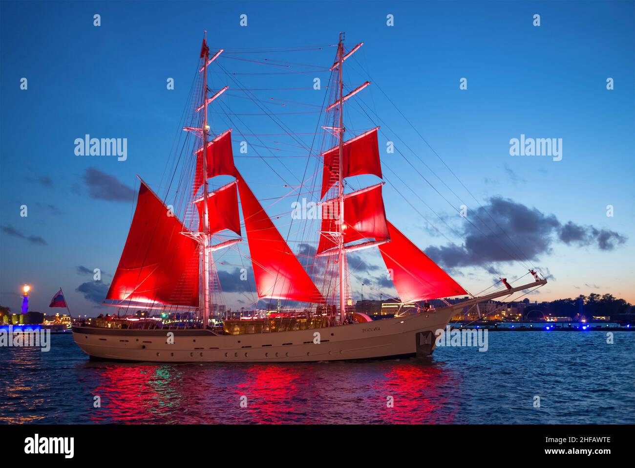 ST. PETERSBURG, RUSSLAND - 23. JUNI 2019: Brig 'Russland' in der Nacht Newa. Proben zum traditionellen Feiertag der Schulabgänger „Scarlet Sails“ Stockfoto