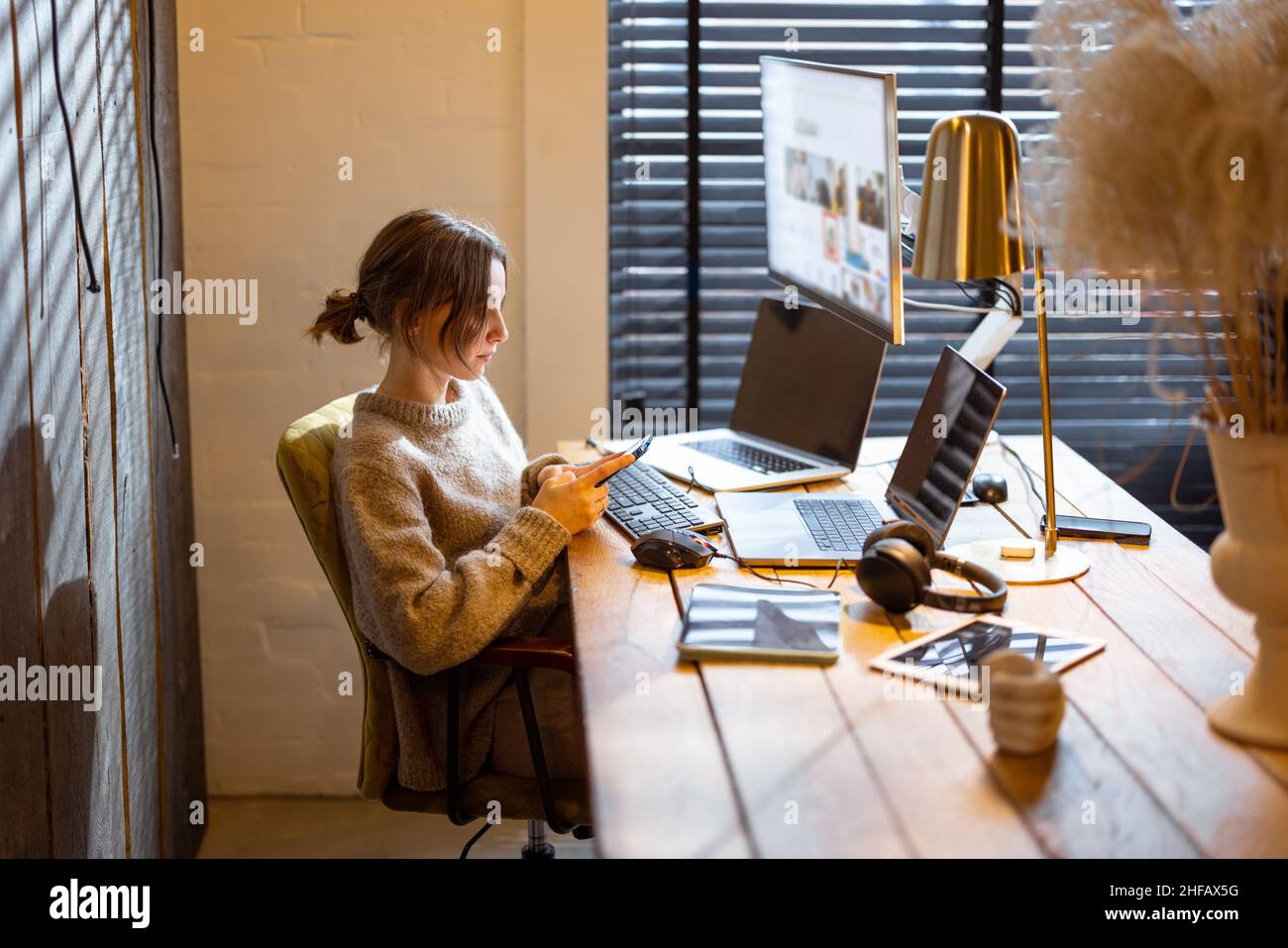 Frau arbeitet vom gemütlichen Heimbüro aus Stockfoto