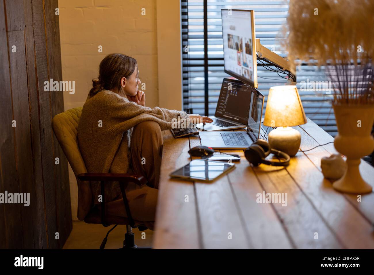 Frau arbeitet vom gemütlichen Heimbüro aus Stockfoto