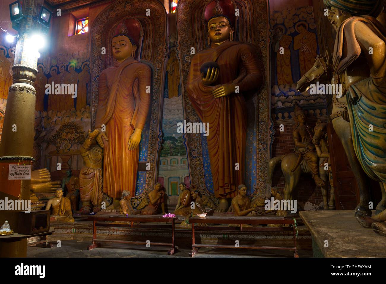 DIKWELLA, SRI LANKA - 17. FEBRUAR 2020: Im alten buddhistischen Tempel Wewrukannala Buduraja Maha Viharaya Stockfoto