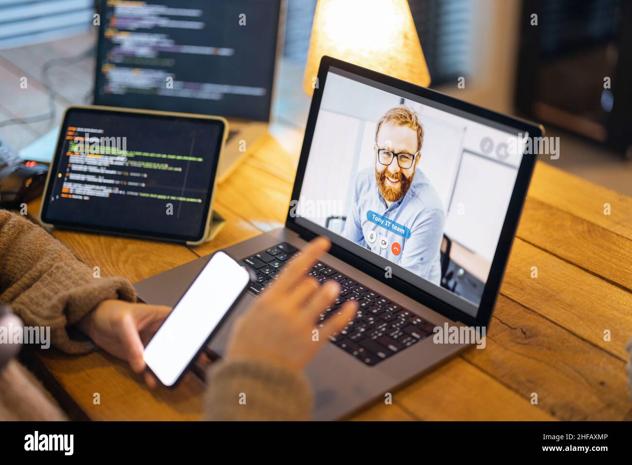 Frau, die online mit einem männlichen Kollegen im Heimbüro spricht Stockfoto