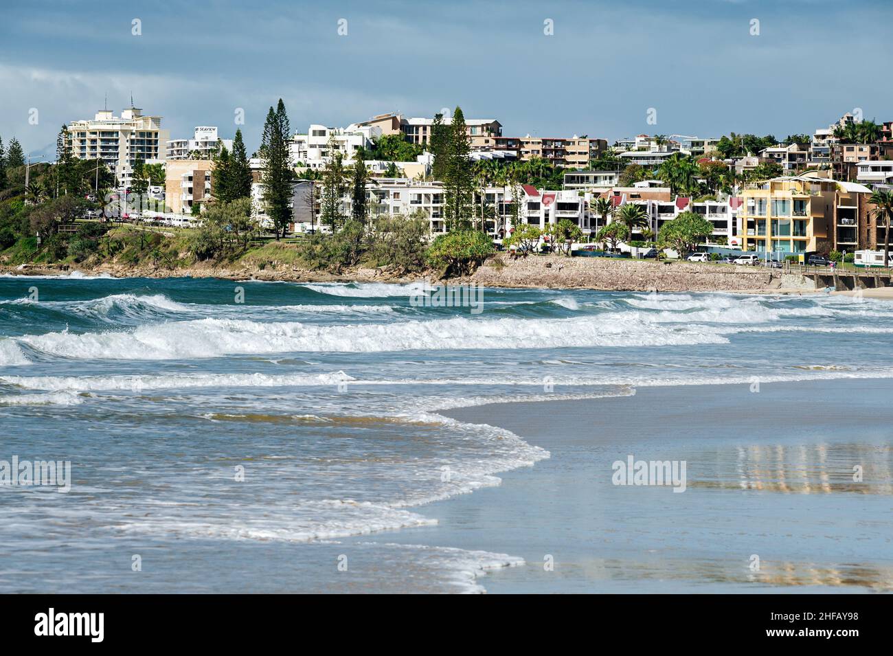 Blick über die Wellen am Maroochydore Beach. Stockfoto