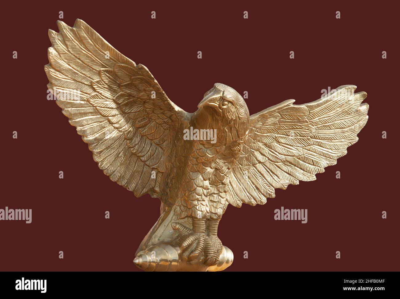 Aquila, ein Adlerstück, das im antiken Rom als Standard einer Legion verwendet wurde. Isoliert auf rotem Hintergrund Stockfoto