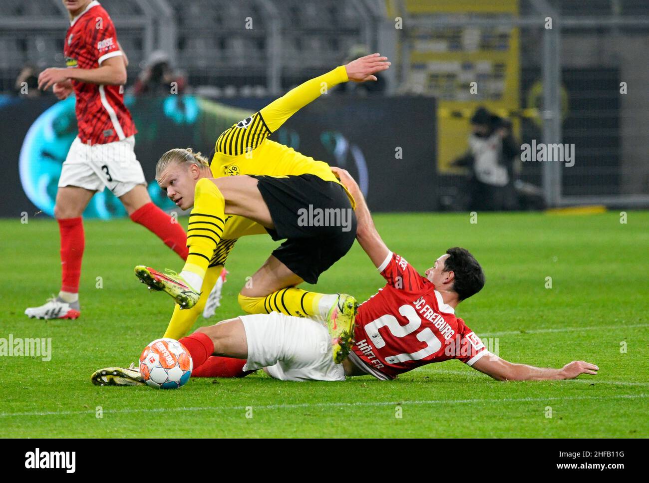 Signal Iduna Park Dortmund, Deutschland, 14,1.2022, Fußball: Bundesliga-Saison 2021/22, Spieltag 19, Borussia Dortmund (BVB) vs SC Freiburg (SCF) - Erling Haaland (BVB), Nicolas Höfler (SCF) die DFL-VORSCHRIFTEN VERBIETEN DIE VERWENDUNG VON FOTOS ALS BILDSEQUENZEN UND/ODER QUASI-VIDEO Stockfoto