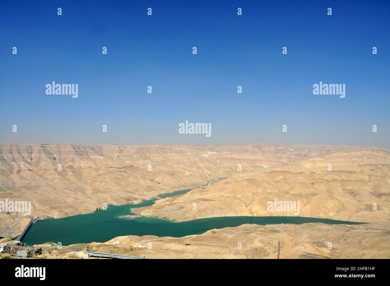Landschaftsansicht mit Blick auf den Kings Highway Reservoir, Wadi Mujib وادي الموجب, Jordanien. Stockfoto