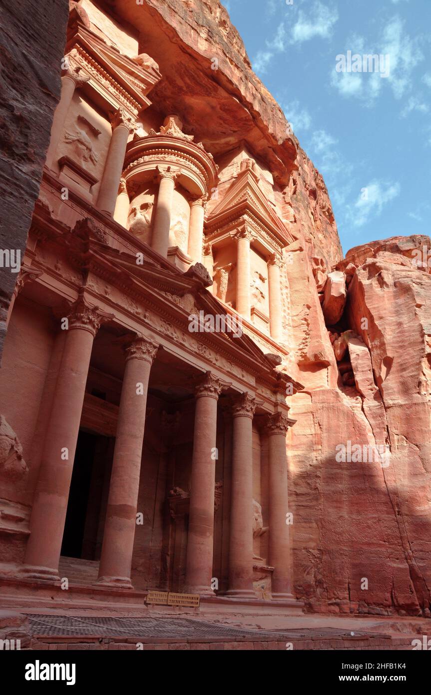 Der rote Rosensandstein von Al-Khazneh (Schatzkammer) الخزنة in Petra, Wadi Musa, Jordanien. Stockfoto