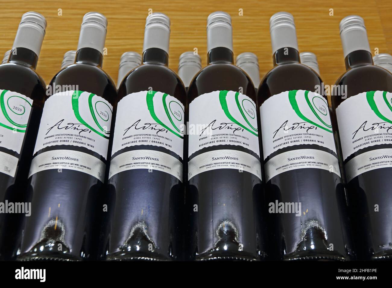 Flaschen von Athiri Wine von Santo Wines, Santorini Stockfoto