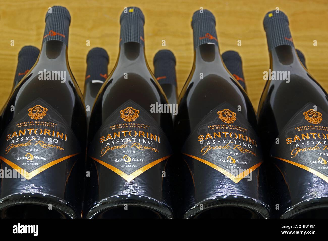 Flaschen von Santorini Assyrtiko Grande Reserve Wein von Santo Wines, Santorini Stockfoto