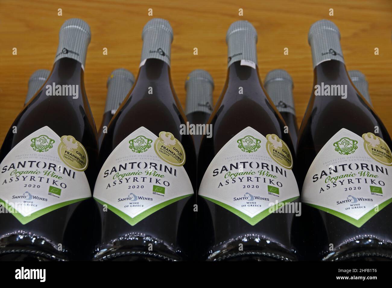 Flaschen von Santorini Assyrtiko Organic Wine von Santo Wines, Santorini Stockfoto